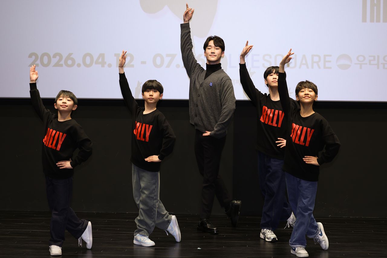 2010년 '빌리 엘리어트' 국내 초연 당시 '어린 빌리'를 맡았던 유니버설발레단 수석 무용수 임선우(가운데)가 2026년 공연에선'성인 빌리'를 맡았다. 연합뉴스