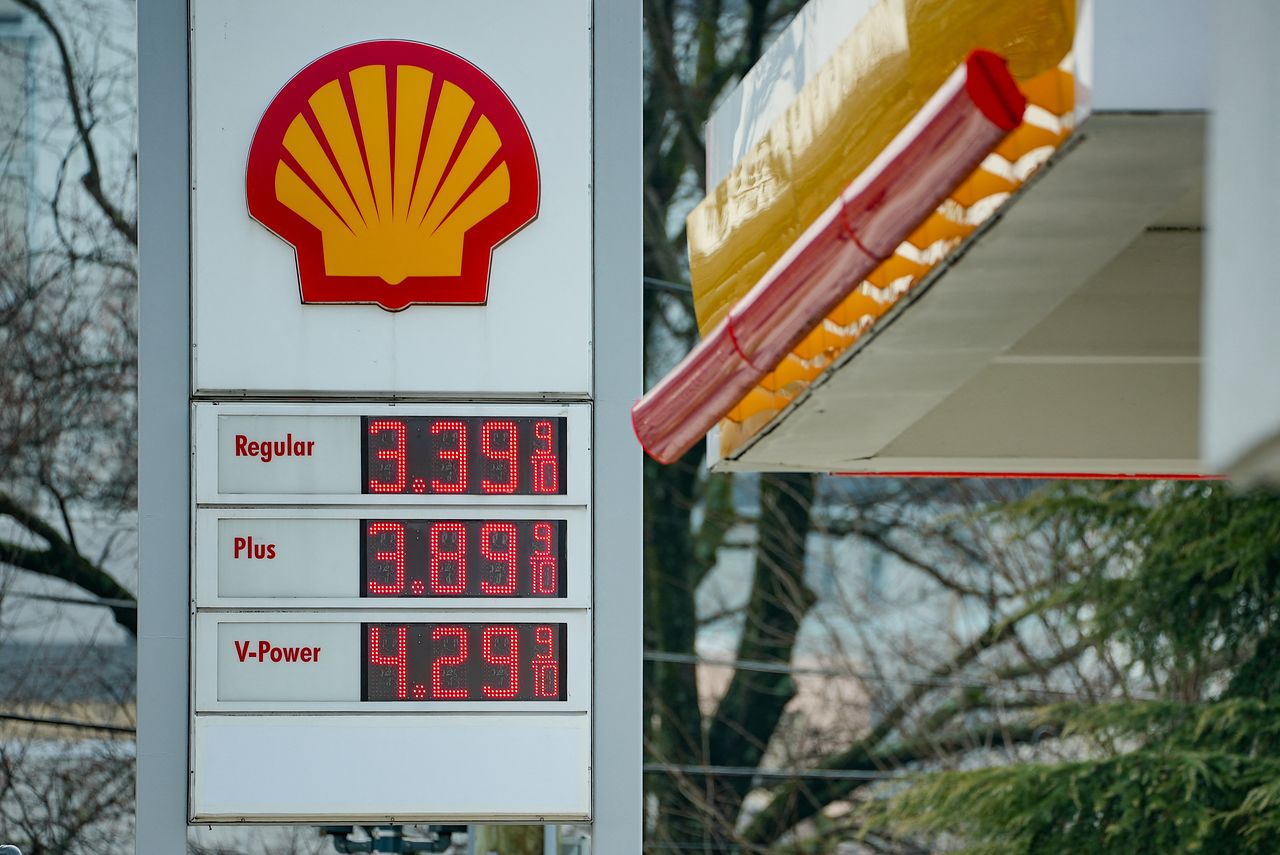 미국ㆍ이스라엘과 이란 간 군사 충돌 이후 유가가 급등하고 있는 가운데 지난 5일(현지시간) 미국 워싱턴 DC 한 주유소에서 일반 휘발유 가격이 갤런당 3.39달러로 표시돼 있다. 로이터=연합뉴스