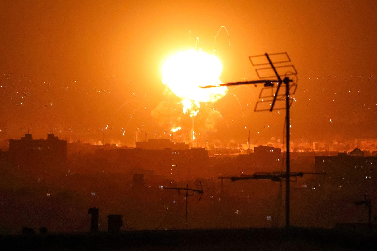 7일(현지시간) 이란 수도 테헤란에서 공습으로 인한 폭발이 발생하고 있다. AFP=연합뉴스