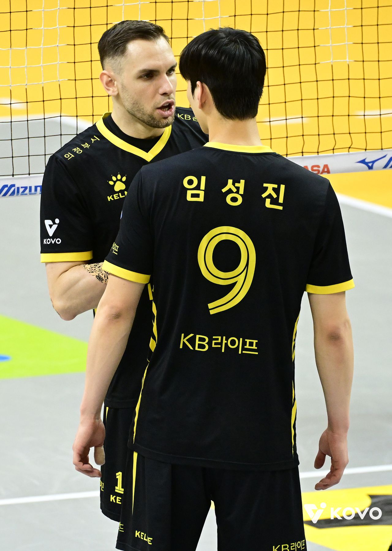 8일 의정부체육관에서 열린 OK저축은행과의 경기에서 이야기를 나누는 KB손해보험 비예나와 임성진. 사진 한국배구연맹