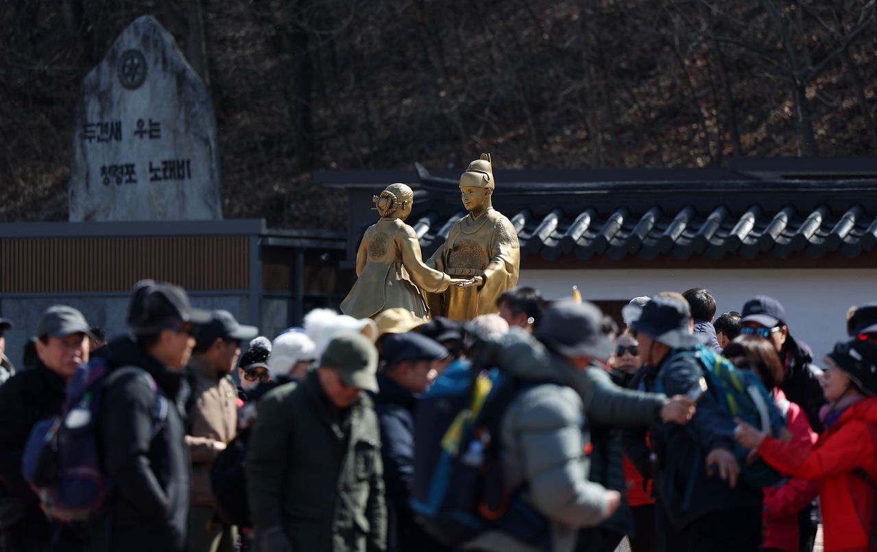 영화 '왕과 사는 남자'의 역사적 배경이 된 강원 영월군 청령포에 관광객 발걸음이 이어지고 있다. 8일 단종과 정순왕후 동상 앞에 관광객이 몰렸다. [연합뉴스]