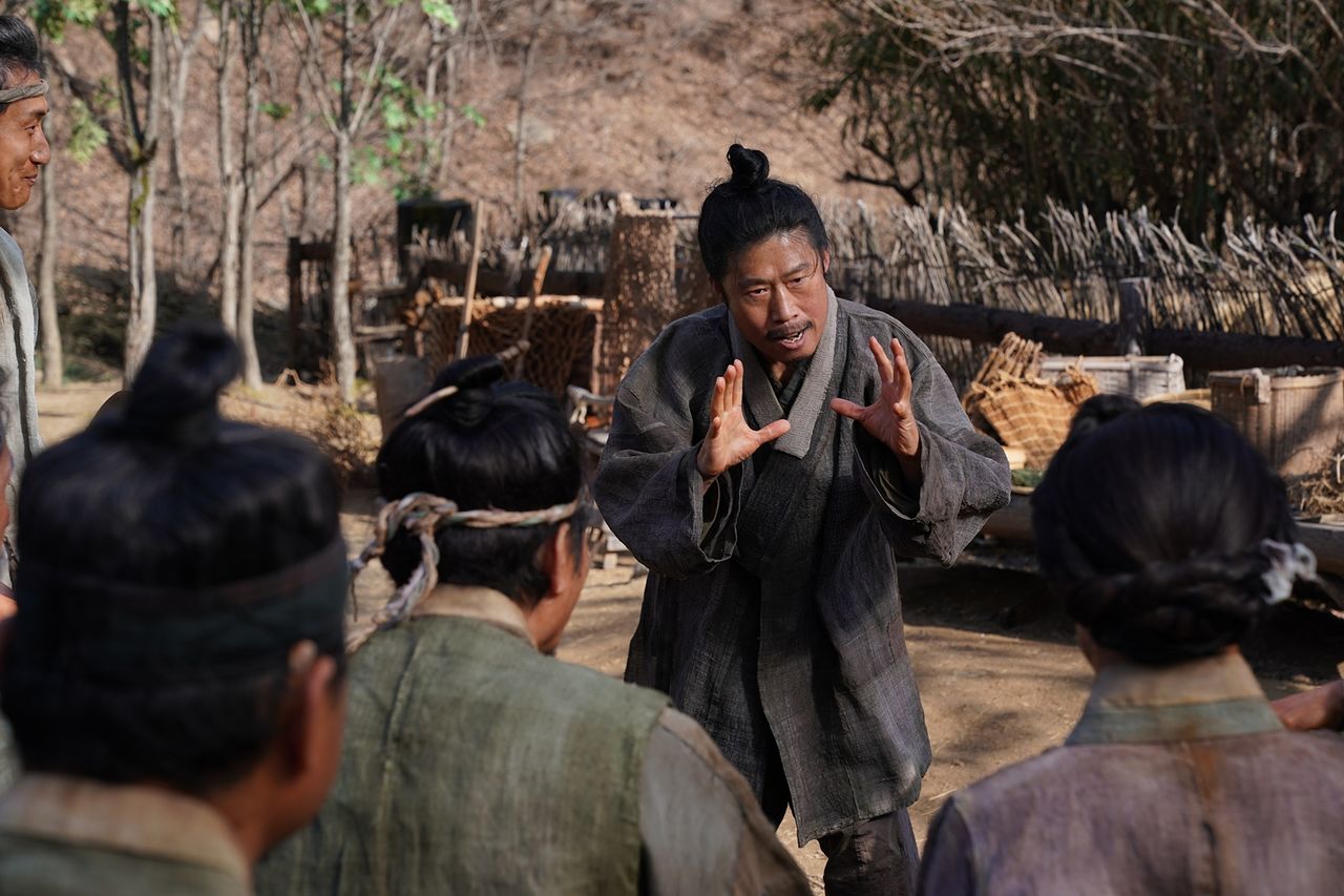 왕과 사는 남자의 한장면. 영월 청령포 촌장 엄흥도(유해진)가 마을 사람들에게 유배지가 되면 풍족한 생활을 할 수 있다고 설득하고 있다. [사진 쇼박스]