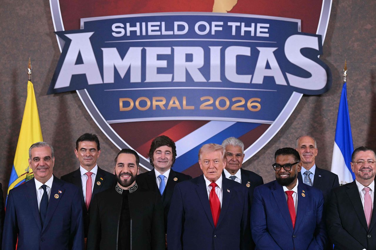 도널드 트럼프 미국 대통령(가운데)이 (왼쪽부터) 트리니다드 토바고의 캄라 페르사드-비세사르 총리, 도미니카 공화국의 루이스 아비나데르 대통령, 볼리비아의 로드리고 파스 페레이라 대통령, 엘살바도르의 나이브 부켈레 대통령, 아르헨티나의 하비에르 밀레이 대통령, 파나마의 호세 라울 물리노 대통령, 가이아나의 모하메드 이르판 알리 대통령, 코스타리카의 로드리고 차베스 로블레스 대통령과 함께 서 있다. 이들은 7일(현지시간) 플로리다주 마이애미 트럼프 내셔널 도랄에서 열린 '아메리카 방패' 정상회의에서 마약 카르텔 대응을 위한 협의체 출범에 합의했다. AFP=연합뉴스