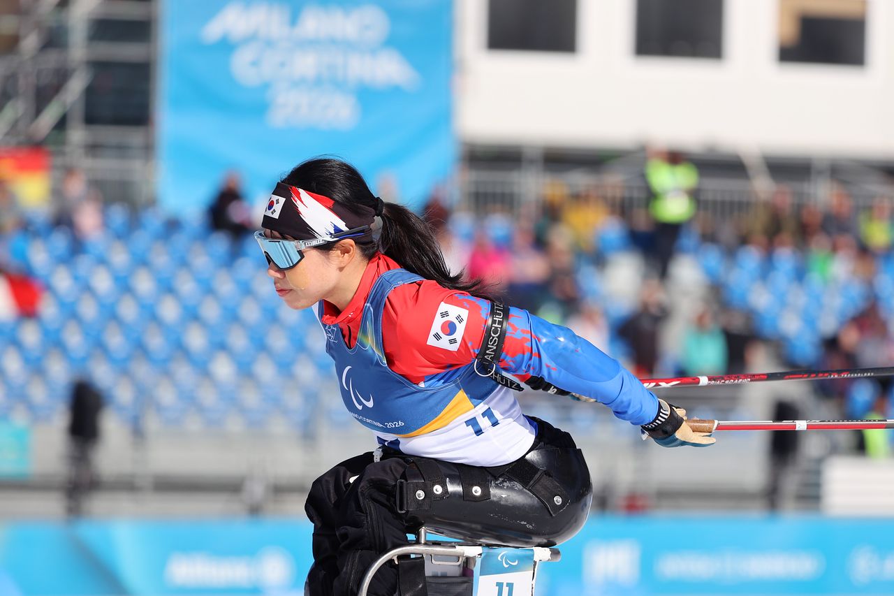 8일(한국시간) 이탈리아 테세로 크로스컨트리 스키 스타디움에서 열린 2026 밀라노 코르티나담페초 동계패럴림픽 바이애슬론 스프린트 7.5km 경기에서 금메달을 따낸 김윤지. 테세로(이탈리아)=사진공동취재단