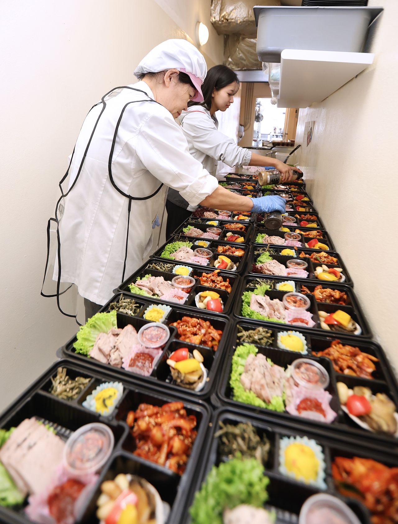 밀라노·코르티나담페초 동계패럴림픽 코리아하우스에 설치된 급식지원센터에서 선수단을 위한 한식 도시락을 준비하고 있다. 사진 대한장애인체육회