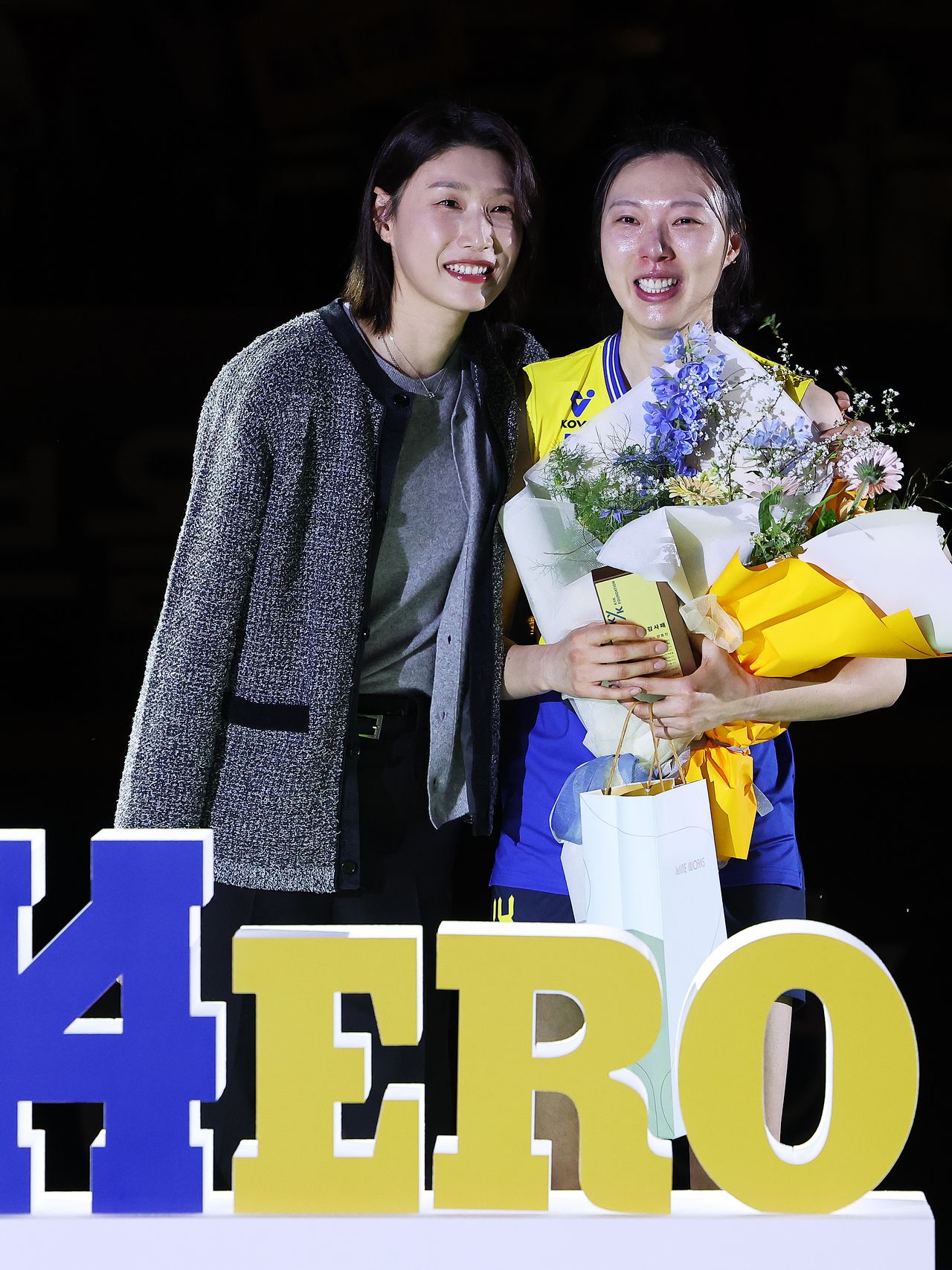 양효진 은퇴식 찾은 김연경   (수원=연합뉴스) 홍기원 기자 = 여자 프로배구 현대건설 힐스테이트 양효진이 8일 경기도 수원실내체육관에서 열린 은퇴식에서 김연경과 기념사진을 찍고 있다. 2026.3.8   xanadu@yna.co.kr (끝)  〈저작권자(c) 연합뉴스, 무단 전재-재배포, AI 학습 및 활용 금지〉