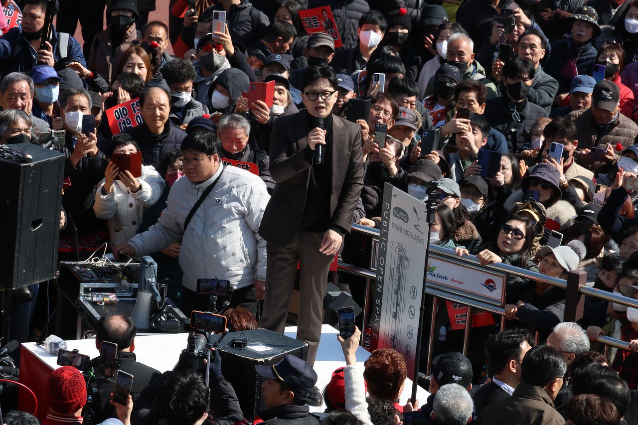 한동훈 전 국민의힘 대표가 7일 부산 북구 구포시장을 찾아 상인들과 지지자들에게 인사하고 있다. 연합뉴스