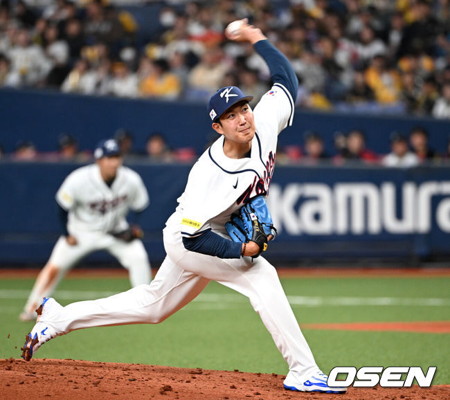 [OSEN=오사카(일본), 손용호 기자] 2일 일본 오사카 교세라돔에서 월드베이스볼클래식(WBC) 공식 연습 경기 한국 야구 대표팀과 한신 타이거스의 경기가 열렸다.우리 대표팀은 3일 같은 장소에서 오릭스 버팔로스와 연습 경기 2차전을 치른 뒤 5일 일본 도쿄돔에서 체코와 WBC 조별리그 1차전에서 격돌한다.4회초 무사에서 한국 손주영이 역투하고 있다. 2026.03.02 /spjj@osen.co.kr