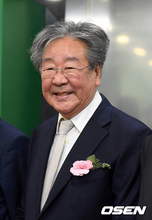 [OSEN=곽영래 기자] 배우 최불암이 14일 오후 서울 중구 태평로 서울특별시청에서 열린 '제3회 감사편지쓰기 공모전' 시상식에 참석해 포토타임을 갖고 있다.  / youngrae@osen.co.kr