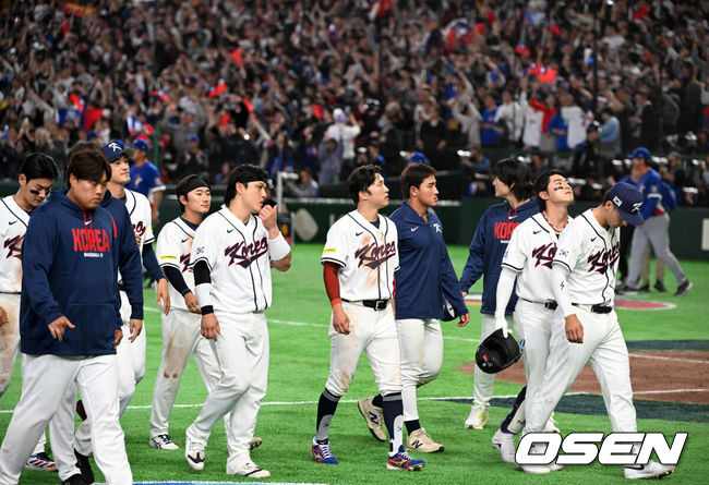[OSEN=도쿄(일본), 손용호 기자] 한국 대표팀이 연장 접전 끝에 다시 한 번 대만에 패했다.한국은 8일 일본 도쿄돔에서 열린 '2026 월드베이스볼클래식(WBC) 1라운드 C조 3차전 대만과의 경기에서 연장 10회 접전 끝에 4-5로 패했다. 이로써 한국은 1승2패가 됐고 대만은 2승2패로 마지막 희망을 살렸다.경기를 마치고 한국 선수들이 패배를 아쉬워하고 있다. 2026.03.08/spjj@osen.co.kr