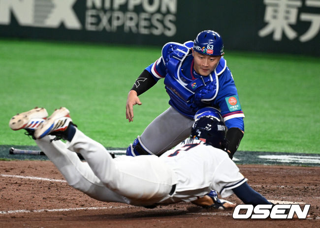 [OSEN=도쿄(일본), 손용호 기자] 8일 일본 도쿄돔에서 2026 월드베이스볼클래식(WBC) 1라운드 C조 조별리그 대한민국과 대만의 경기가열렸다.한국은 전날(7일) 일본과의 경기에서 6-8로 석패했다. 앞서 체코전을 11-4로 잡았던 한국은 1승1패를 마크하게 됐고, 남은 대만전과 호주전에 사활을 걸어야 한다.연장 10회말 1사 3루에서 한국 김주원이 김혜성의 1루 땅볼에 홈에서 대만 린자정에 태그아웃 당하고 있다. 2026.03.08/spjj@osen.co.kr