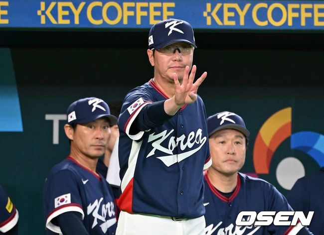 [OSEN=도쿄(일본), 손용호 기자] 7일 일본 도쿄돔에서 2026 월드베이스볼클래식(WBC) 조별리그 C조 대한민국과 일본의 경기가열렸다. 7회말 2사 3루에서 한국 류지현 감독이 일본 오타니 타석에 자동 고의 4구를 지시하고 있다. 2026.03.07/spjj@osen.co.kr
