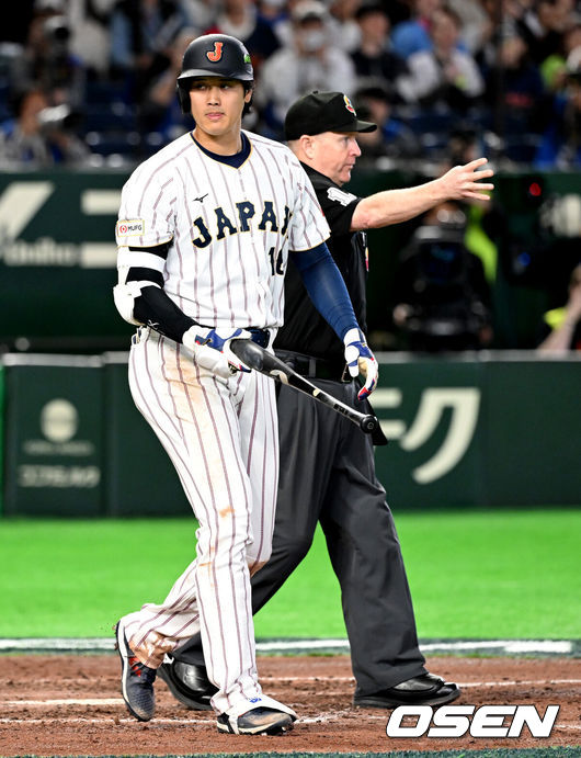 [OSEN=도쿄(일본), 손용호 기자] 7일 일본 도쿄돔에서 2026 월드베이스볼클래식(WBC) 조별리그 C조 대한민국과 일본의 경기가열렸다.한국은 잠수함 고영표, 일본은 좌완 기쿠치 유세이를 선발로 내세웠다. WBC에서 2006년 4강, 2009년 준우승을 차지한 한국은 이후 3개 대회(2013년, 2017년, 2023년)에서 연달아 1라운드를 통과하지 못하고 있다. 이번 대회에서는 8강 토너먼트 복귀를 목표로 대회에 임하고 있다. 지난 5일 체코와의 첫 경기에서는 11-4로 대승을 거두며 좋은 출발을 했다.7회말 2사 3루에서  일본 오타니가 자동 고의 4구로 출루하고 있다. 2026.03.07/spjj@osen.co.kr