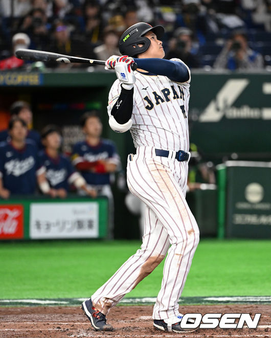 [OSEN=도쿄(일본), 손용호 기자] 7일 일본 도쿄돔에서 2026 월드베이스볼클래식(WBC) 조별리그 C조 대한민국과 일본의 경기가열렸다.한국은 잠수함 고영표, 일본은 좌완 기쿠치 유세이를 선발로 내세웠다. WBC에서 2006년 4강, 2009년 준우승을 차지한 한국은 이후 3개 대회(2013년, 2017년, 2023년)에서 연달아 1라운드를 통과하지 못하고 있다. 이번 대회에서는 8강 토너먼트 복귀를 목표로 대회에 임하고 있다. 지난 5일 체코와의 첫 경기에서는 11-4로 대승을 거두며 좋은 출발을 했다.3회말 1사에서 일본 오타니 쇼헤이가 동점 중월 솔로포 날리고 있다. 2026.03.07/spjj@osen.co.kr