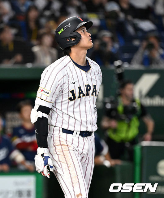 [OSEN=도쿄(일본), 손용호 기자] 7일 일본 도쿄돔에서 2026 월드베이스볼클래식(WBC) 조별리그 C조 대한민국과 일본의 경기가열렸다.한국은 잠수함 고영표, 일본은 좌완 기쿠치 유세이를 선발로 내세웠다. WBC에서 2006년 4강, 2009년 준우승을 차지한 한국은 이후 3개 대회(2013년, 2017년, 2023년)에서 연달아 1라운드를 통과하지 못하고 있다. 이번 대회에서는 8강 토너먼트 복귀를 목표로 대회에 임하고 있다. 지난 5일 체코와의 첫 경기에서는 11-4로 대승을 거두며 좋은 출발을 했다.3회말 1사에서 일본 오타니 쇼헤이가 동점 우중월 솔로포 타구를 바라보고 있다. 2026.03.07/spjj@osen.co.kr