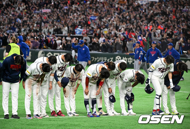 [OSEN=도쿄(일본), 손용호 기자] 한국 대표팀이 연장 접전 끝에 다시 한 번 대만에 패했다. 경기를 마치고 한국 선수들이 인사를 하고 있다. 2026.03.08/spjj@osen.co.kr