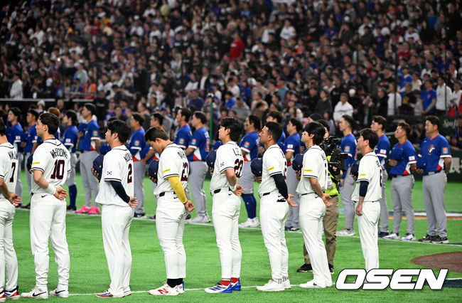 [OSEN=도쿄(일본), 손용호 기자] 8일 일본 도쿄돔에서 2026 월드베이스볼클래식(WBC) 1라운드 C조 조별리그 대한민국과 대만의 경기가열렸다. 양팀 선수들이 국민의례를 하고 있다. 2026.03.08/spjj@osen.co.kr