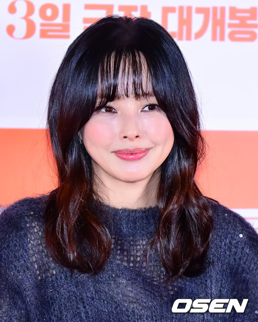 [OSEN=지형준 기자] 25일 오후 서울 강남구 삼성동 메가박스 코엑스에서 영화 ‘윗집 사람들’ 언론시사회 및 기자간담회가 열렸다.'윗집 사람들'은 매일 밤 섹다른 층간소음으로 인해 윗집 부부 하정우, 이하늬와 아랫집 부부 공효진, 김동욱이함께 하룻밤 식사를 하게 되면서 벌어지는 예측불허 이야기를 그린 영화다. 특히 하정우가 '롤러코스터', '허삼관', '로비'에 이어 네 번째로 선보이는 연출 작품으로도 기대를 모으고 있다.배우 이하늬가 간담회를 하고 있다. 2025.11.25 /jpnews@osen.co.kr