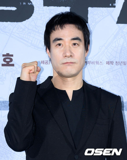 [OSEN=이대선 기자] 9일 오전 서울 CGV 용산아이파크몰에서 영화 '끝장수사' 제작보고회가 열렸다.‘끝장수사’는 촌구석으로 좌천된 형사 ‘재혁’에게 찾아온 인생 마지막 기회! 두 명의 용의자가 얽힌 살인사건의 진범을 잡기 위해 신입 형사 ‘중호’와 서울로 끝장수사를 떠나면서 벌어지는 이야기를 담은 범죄 수사극이다.배우 배성우가 포토타임을 가지고 있다. 2026.03.09 /sunday@osen.co.kr