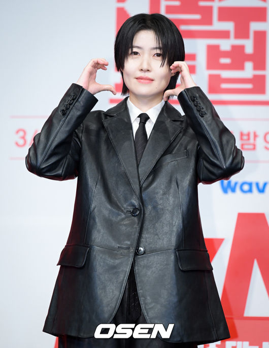 [OSEN=조은정 기자]tvN 드라마 '대한민국에서 건물주 되는 법' 제작발표회가 9일 서울 구로구 신도림 더링크 호텔에서 열렸다.배우 하정우, 임수정, 김준한, 정수정, 심은경 등이 출연하는 '대한민국에서 건물주 되는 법'은 빚에 허덕이는 생계형 건물주가 목숨보다 소중한 가족과 건물을 지키기 위해 가짜 납치극에 가담하며 벌어지는 서스펜스를 그린다. 14일 첫 방송.배우 심은경이 포즈를 취하고 있다. 2026.03.09 /cej@osen.co.kr