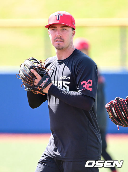 [OSEN=오키나와(일본), 최규한 기자] 2026 WBC(월드베이스볼클래식)를 준비하는 대한민국 야구 대표팀이 24일 일본 오키나와 가데나 야구장에서 프로야구 KIA 타이거즈와 연습경기를 펼쳤다. 야구 대표팀은 오키나와에서 국내 팀들과 6차례 연습경기를 치르며 전력을 끌어올릴 예정이다.경기를 앞두고 KIA 제리드 데일이 수비 훈련에 나서고 있다. 2026.02.24 / dreamer@osen.co.kr