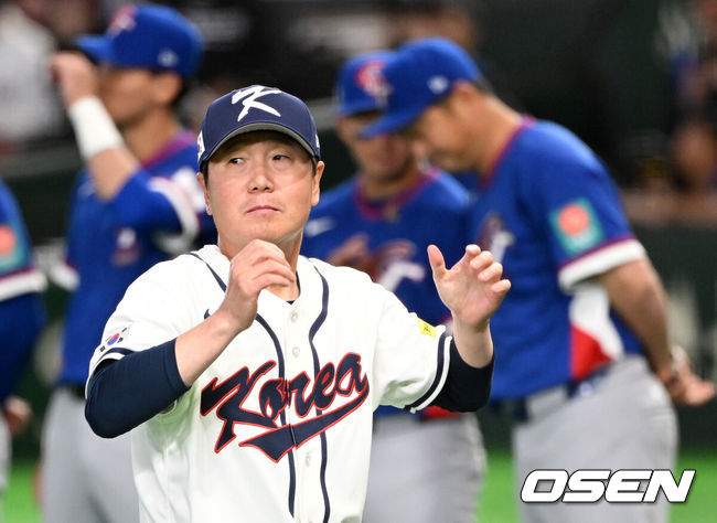 [OSEN=도쿄(일본), 손용호 기자] 8일 일본 도쿄돔에서 2026 월드베이스볼클래식(WBC) 1라운드 C조 조별리그 대한민국과 대만의 경기가열렸다.한국은 전날(7일) 일본과의 경기에서 6-8로 석패했다. 앞서 체코전을 11-4로 잡았던 한국은 1승1패를 마크하게 됐고, 남은 대만전과 호주전에 사활을 걸어야 한다.한국 류지현 감독이 식전행사를 하고 있다. 2026.03.08/spjj@osen.co.kr