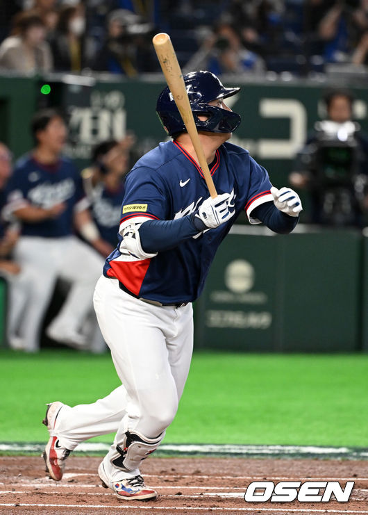 [OSEN=도쿄(일본), 손용호 기자] 7일 일본 도쿄돔에서 2026 월드베이스볼클래식(WBC) 조별리그 C조 대한민국과 일본의 경기가열렸다.한국은 잠수함 고영표, 일본은 좌완 기쿠치 유세이를 선발로 내세웠다. WBC에서 2006년 4강, 2009년 준우승을 차지한 한국은 이후 3개 대회(2013년, 2017년, 2023년)에서 연달아 1라운드를 통과하지 못하고 있다. 이번 대회에서는 8강 토너먼트 복귀를 목표로 대회에 임하고 있다. 지난 5일 체코와의 첫 경기에서는 11-4로 대승을 거두며 좋은 출발을 했다.1회초 2사 1,2루에서 한국 문보경이 2타점 적시 좌중간 2루타를 날리고 있다. 2026.03.07/spjj@osen.co.kr