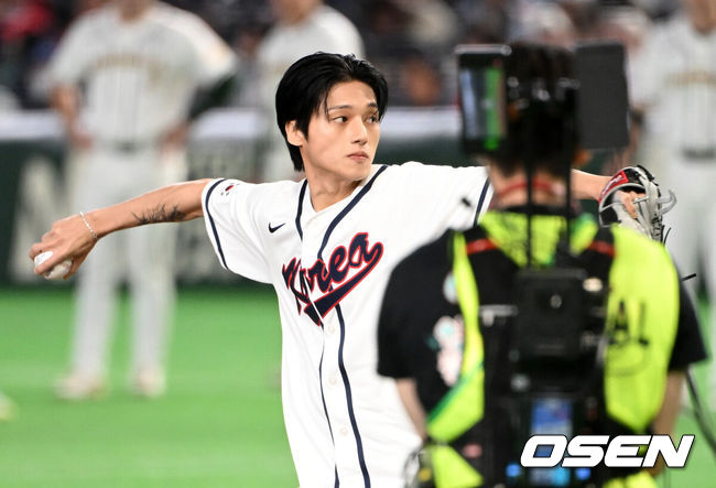 [OSEN=도쿄(일본), 손용호 기자] 9일 일본 도쿄돔에서 월드베이스볼클래식(WBC) 조별리그 C조 한국과 호주의 경기가열렸다.C조는 일본이 3승으로 조 1위를 확정, 8강에 진출했다. 호주가 2승 1패, 대만이 2승 2패, 한국이 1승 2패, 체코는 3패다.한국 WBC 대표팀이 8강에 진출하려면 호주에 2점 이하로 실점하면서 5점 차 이상으로 승리해야만 한다.경기에 앞서 그룹 에이티즈 우영이 시구를 하고 있다.  2026.03.09/spjj@osen.co.kr