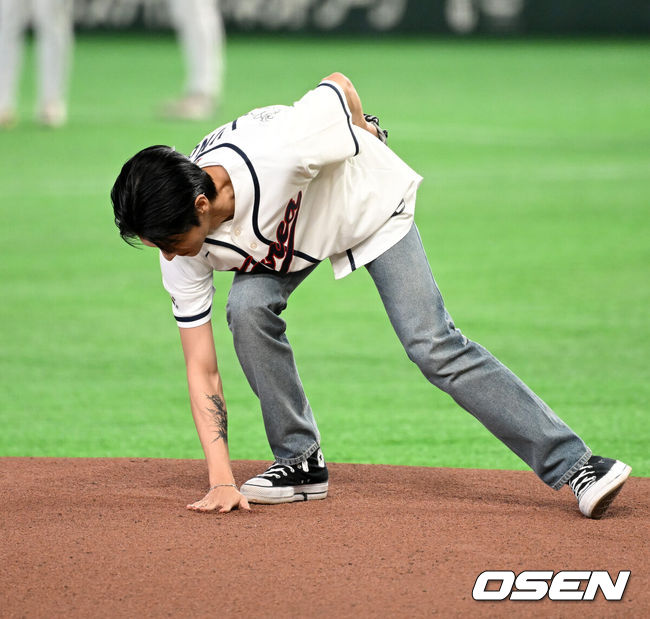 [OSEN=도쿄(일본), 손용호 기자] 9일 일본 도쿄돔에서 월드베이스볼클래식(WBC) 조별리그 C조 한국과 호주의 경기가열렸다.C조는 일본이 3승으로 조 1위를 확정, 8강에 진출했다. 호주가 2승 1패, 대만이 2승 2패, 한국이 1승 2패, 체코는 3패다.한국 WBC 대표팀이 8강에 진출하려면 호주에 2점 이하로 실점하면서 5점 차 이상으로 승리해야만 한다.경기에 앞서 시구를 마친 그룹 에이티즈 우영이 마운드를 정리하고 있다.  2026.03.09/spjj@osen.co.kr