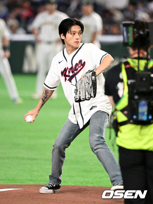 [OSEN=도쿄(일본), 손용호 기자] 9일 일본 도쿄돔에서 월드베이스볼클래식(WBC) 조별리그 C조 한국과 호주의 경기가열렸다.C조는 일본이 3승으로 조 1위를 확정, 8강에 진출했다. 호주가 2승 1패, 대만이 2승 2패, 한국이 1승 2패, 체코는 3패다.한국 WBC 대표팀이 8강에 진출하려면 호주에 2점 이하로 실점하면서 5점 차 이상으로 승리해야만 한다.경기에 앞서 그룹 에이티즈 우영이 시구를 하고 있다.  2026.03.09/spjj@osen.co.kr