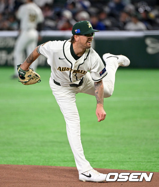 [OSEN=도쿄(일본), 손용호 기자] 9일 일본 도쿄돔에서 월드베이스볼클래식(WBC) 조별리그 C조 한국과 호주의 경기가열렸다.C조는 일본이 3승으로 조 1위를 확정, 8강에 진출했다. 호주가 2승 1패, 대만이 2승 2패, 한국이 1승 2패, 체코는 3패다.한국 WBC 대표팀이 8강에 진출하려면 호주에 2점 이하로 실점하면서 5점 차 이상으로 승리해야만 한다.1회초 무사에서 호주 선발투수 라클란 웰스가 역투하고 있다. 2026.03.09/spjj@osen.co.kr