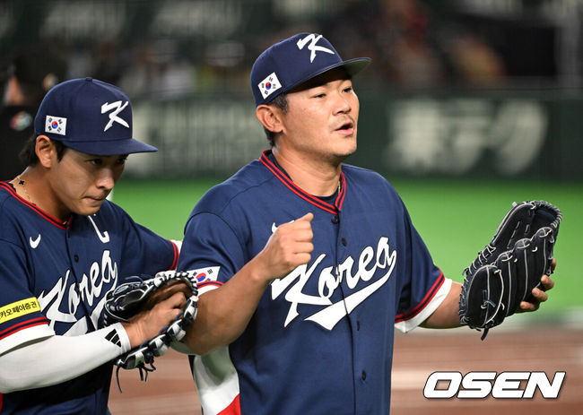 [OSEN=도쿄(일본), 손용호 기자] 9일 일본 도쿄돔에서 월드베이스볼클래식(WBC) 조별리그 C조 한국과 호주의 경기가열렸다.C조는 일본이 3승으로 조 1위를 확정, 8강에 진출했다. 호주가 2승 1패, 대만이 2승 2패, 한국이 1승 2패, 체코는 3패다.한국 WBC 대표팀이 8강에 진출하려면 호주에 2점 이하로 실점하면서 5점 차 이상으로 승리해야만 한다.3회말 2사에서 한국 노경은이 호주 커티스 미드를 땅볼 처리하고 환호하고 있다. 2026.03.09/spjj@osen.co.kr