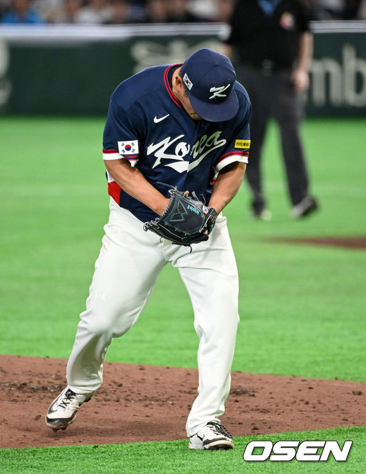 [OSEN=도쿄(일본), 손용호 기자] 9일 일본 도쿄돔에서 월드베이스볼클래식(WBC) 조별리그 C조 한국과 호주의 경기가열렸다.C조는 일본이 3승으로 조 1위를 확정, 8강에 진출했다. 호주가 2승 1패, 대만이 2승 2패, 한국이 1승 2패, 체코는 3패다.한국 WBC 대표팀이 8강에 진출하려면 호주에 2점 이하로 실점하면서 5점 차 이상으로 승리해야만 한다.3회말 2사에서 한국 노경은이 호주 커티스 미드를 땅볼 처리하고 환호하고 있다. 2026.03.09/spjj@osen.co.kr