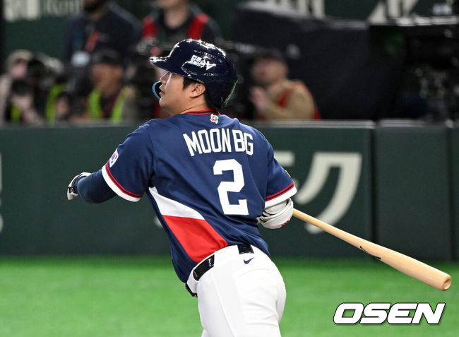[OSEN=도쿄(일본), 손용호 기자] 9일 일본 도쿄돔에서 월드베이스볼클래식(WBC) 조별리그 C조 한국과 호주의 경기가열렸다.C조는 일본이 3승으로 조 1위를 확정, 8강에 진출했다. 호주가 2승 1패, 대만이 2승 2패, 한국이 1승 2패, 체코는 3패다.한국 WBC 대표팀이 8강에 진출하려면 호주에 2점 이하로 실점하면서 5점 차 이상으로 승리해야만 한다.3회초 1사 2루에서 한국 문보경이 우전 적시 2루타를 치고 있다. 2026.03.09/spjj@osen.co.kr
