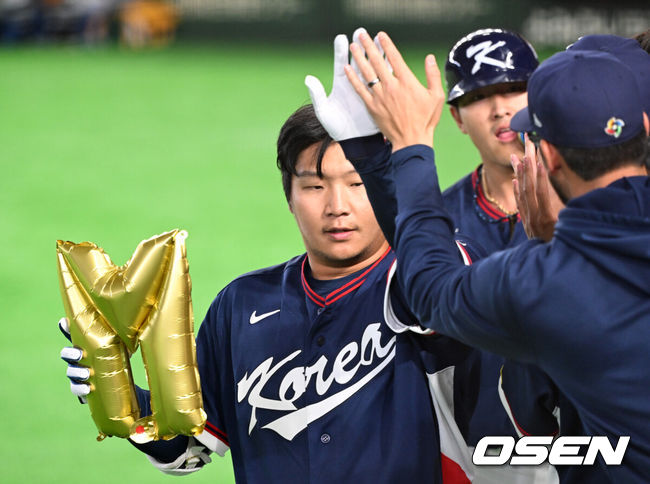 [OSEN=도쿄(일본), 손용호 기자] 9일 일본 도쿄돔에서 월드베이스볼클래식(WBC) 조별리그 C조 한국과 호주의 경기가열렸다.C조는 일본이 3승으로 조 1위를 확정, 8강에 진출했다. 호주가 2승 1패, 대만이 2승 2패, 한국이 1승 2패, 체코는 3패다.한국 WBC 대표팀이 8강에 진출하려면 호주에 2점 이하로 실점하면서 5점 차 이상으로 승리해야만 한다.2회초 무사 1루에서 한국 문보경이 우중월 투런 홈런을 치고 더그아웃에서 환호하고 있다. 2026.03.09/spjj@osen.co.kr
