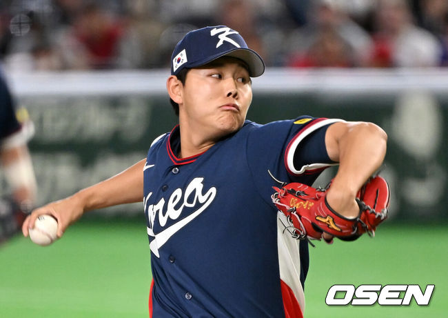 [OSEN=도쿄(일본), 손용호 기자] 9일 일본 도쿄돔에서 월드베이스볼클래식(WBC) 조별리그 C조 한국과 호주의 경기가열렸다.C조는 일본이 3승으로 조 1위를 확정, 8강에 진출했다. 호주가 2승 1패, 대만이 2승 2패, 한국이 1승 2패, 체코는 3패다.한국 WBC 대표팀이 8강에 진출하려면 호주에 2점 이하로 실점하면서 5점 차 이상으로 승리해야만 한다.4회말 한국 소형준이 역투하고 있다. 2026.03.09/spjj@osen.co.kr