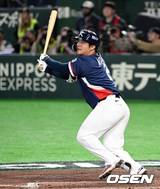 [OSEN=도쿄(일본), 손용호 기자] 9일 일본 도쿄돔에서 월드베이스볼클래식(WBC) 조별리그 C조 한국과 호주의 경기가열렸다.C조는 일본이 3승으로 조 1위를 확정, 8강에 진출했다. 호주가 2승 1패, 대만이 2승 2패, 한국이 1승 2패, 체코는 3패다.한국 WBC 대표팀이 8강에 진출하려면 호주에 2점 이하로 실점하면서 5점 차 이상으로 승리해야만 한다.5회초 2사 2루에서 한국 문보경이 좌월 적시타를 치고 있다. 2026.03.09/spjj@osen.co.kr