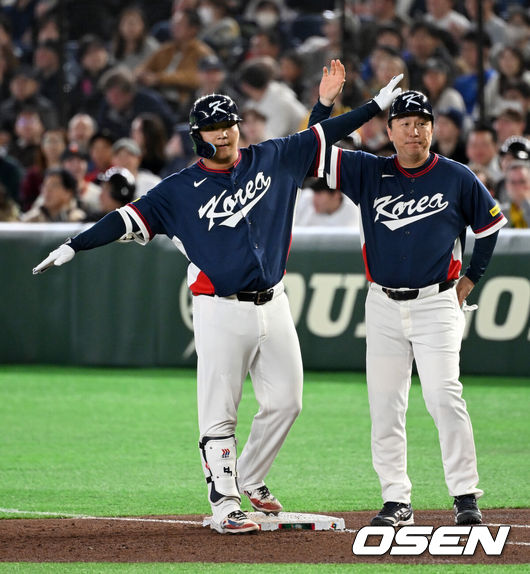 [OSEN=도쿄(일본), 손용호 기자] 9일 일본 도쿄돔에서 월드베이스볼클래식(WBC) 조별리그 C조 한국과 호주의 경기가열렸다.C조는 일본이 3승으로 조 1위를 확정, 8강에 진출했다. 호주가 2승 1패, 대만이 2승 2패, 한국이 1승 2패, 체코는 3패다.한국 WBC 대표팀이 8강에 진출하려면 호주에 2점 이하로 실점하면서 5점 차 이상으로 승리해야만 한다.5회초 2사 2루에서 한국 문보경이 좌월 적시타를 치고 세리머니를 하고 있다. 2026.03.09/spjj@osen.co.kr
