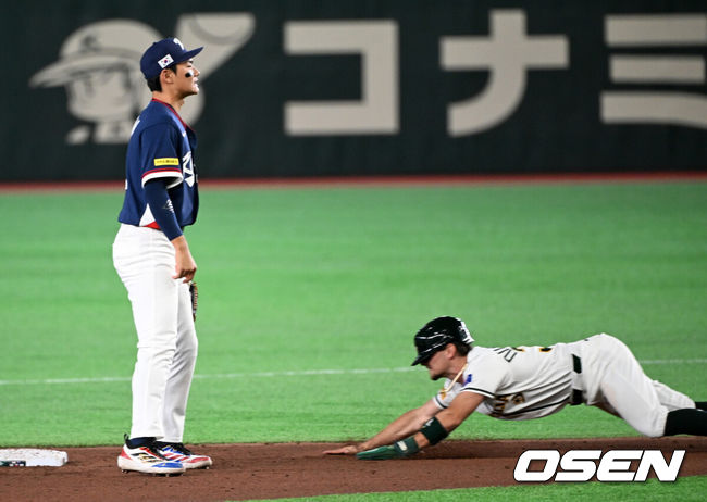 [OSEN=도쿄(일본), 손용호 기자] 9일 일본 도쿄돔에서 월드베이스볼클래식(WBC) 조별리그 C조 한국과 호주의 경기가열렸다.C조는 일본이 3승으로 조 1위를 확정, 8강에 진출했다. 호주가 2승 1패, 대만이 2승 2패, 한국이 1승 2패, 체코는 3패다.한국 WBC 대표팀이 8강에 진출하려면 호주에 2점 이하로 실점하면서 5점 차 이상으로 승리해야만 한다.8회말 무사 1루에서 한국 김주원이 호주 케널리 희생번트 때 주루 중 넘어진 더링턴이 2루에 안착하자 아쉬워하고 있다. 2026.03.09/spjj@osen.co.kr