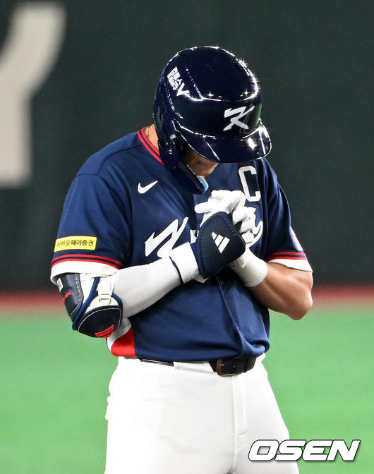 [OSEN=도쿄(일본), 손용호 기자] 9일 일본 도쿄돔에서 월드베이스볼클래식(WBC) 조별리그 C조 한국과 호주의 경기가열렸다.C조는 일본이 3승으로 조 1위를 확정, 8강에 진출했다. 호주가 2승 1패, 대만이 2승 2패, 한국이 1승 2패, 체코는 3패다.한국 WBC 대표팀이 8강에 진출하려면 호주에 2점 이하로 실점하면서 5점 차 이상으로 승리해야만 한다.3회초 무사 2루에서 한국 이정후가 우중간 적시 2루타를 치고 환호하고 있다. 2026.03.09/spjj@osen.co.kr