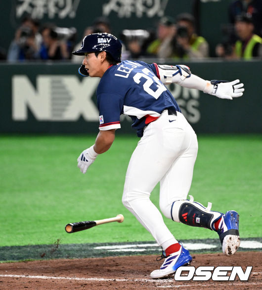 [OSEN=도쿄(일본), 손용호 기자] 9일 일본 도쿄돔에서 월드베이스볼클래식(WBC) 조별리그 C조 한국과 호주의 경기가열렸다. 9회초 1사 1루에서 한국 이정후가 상대 실수를 유도하는 땅볼을 치고 있다. 2026.03.09/spjj@osen.co.kr