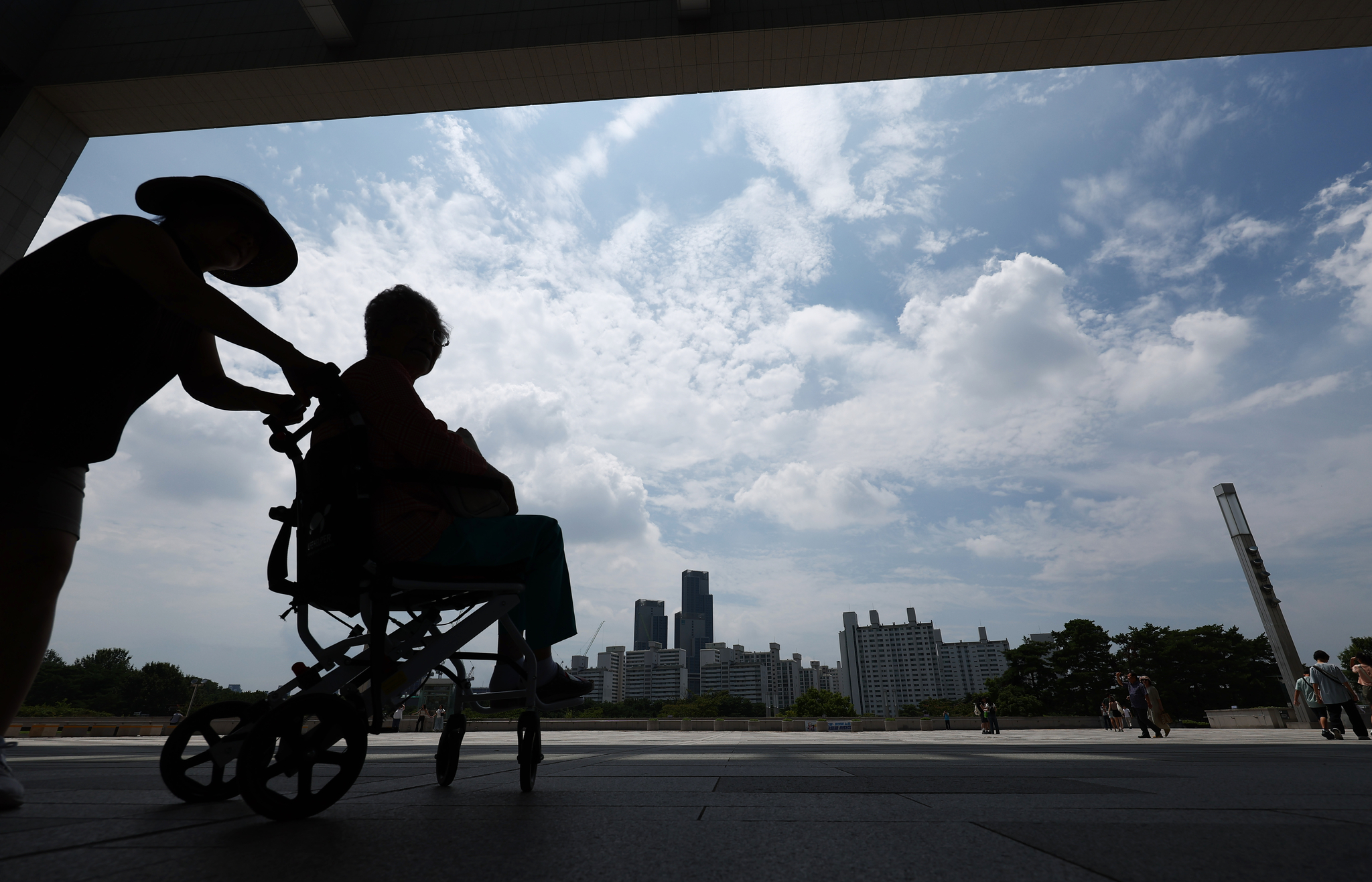 휠체어를 탄 시민이 파란 하늘을 보고 있다. 뉴스1