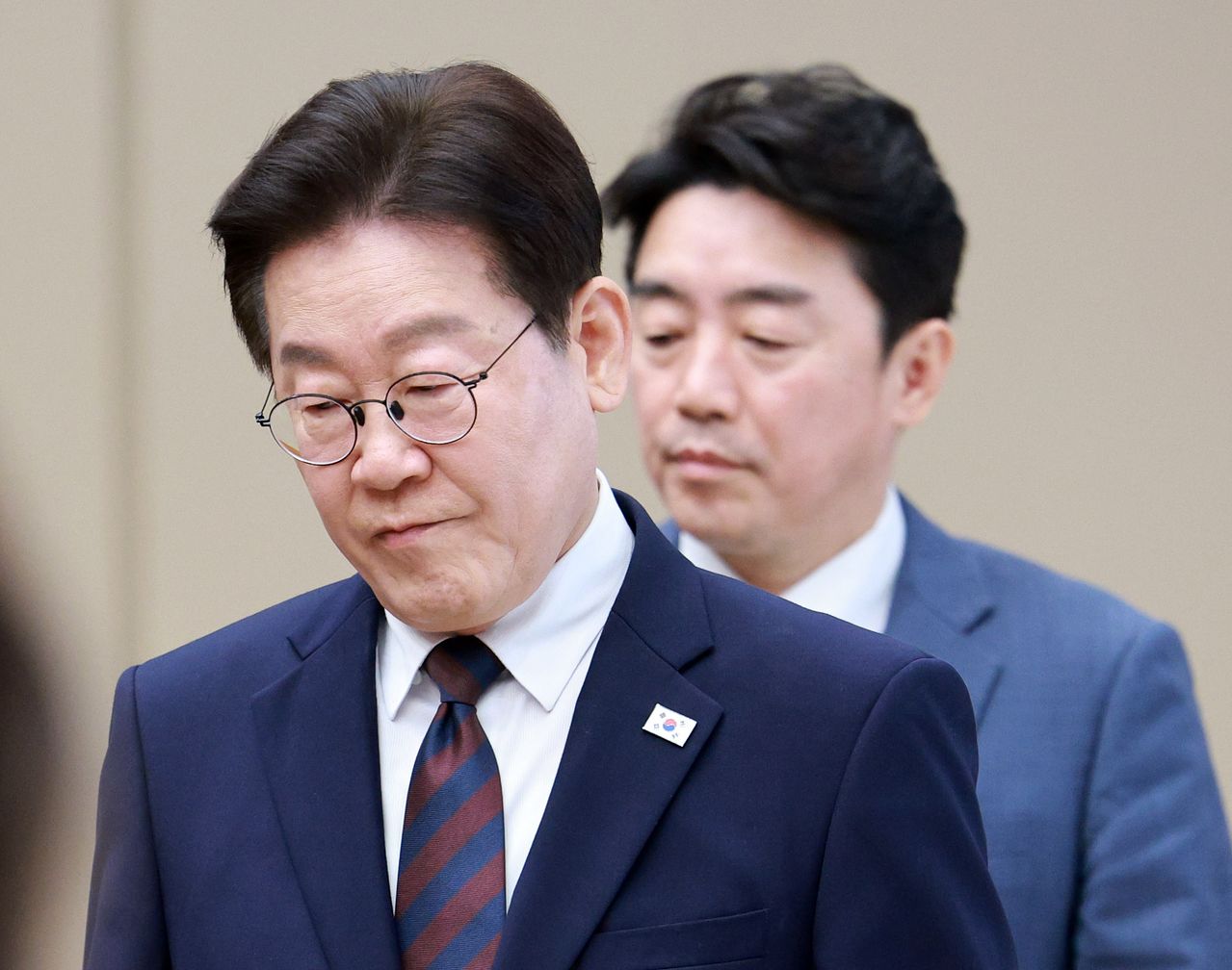 이재명 대통령이 9일 청와대에서 열린 중동상황 관련 비상경제점검회의에 입장하고 있다. 연합뉴스