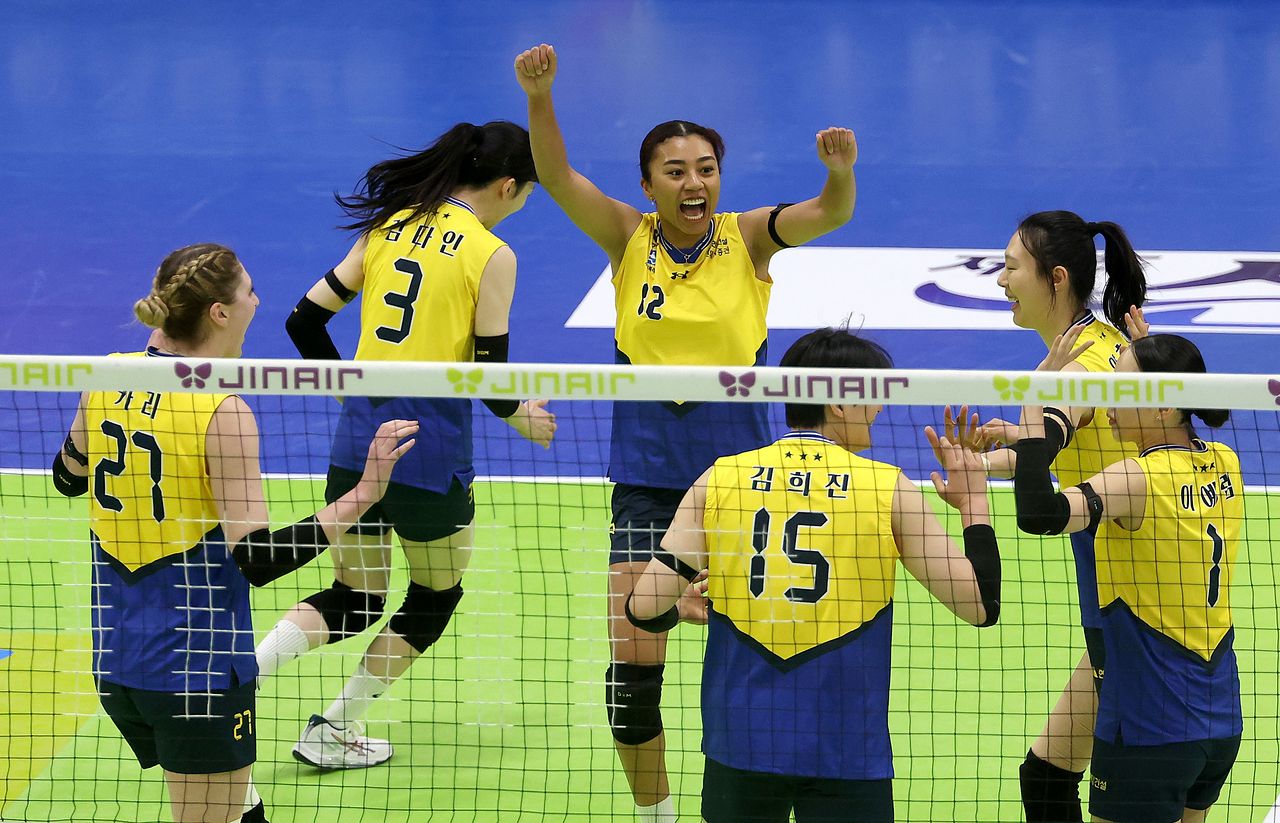 (서울=뉴스1) = 현대건설 선수들이 8일 수원실내체육관에서 열린 진에어 2025-26 V-리그 프로배구대회 현대건설과 페퍼저축은행과의 경기에서 득점을 올린 후 환호하고 있다. (현대건설 배구단 제공. 재판매 및 DB 금지) 2026.3.8/뉴스1