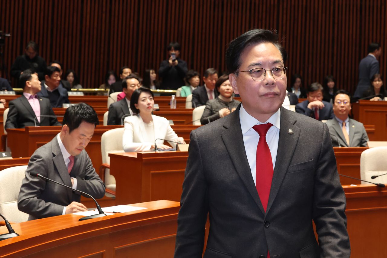 송언석 국민의힘 원내대표가 9일 서울 여의도 국회에서 열린 긴급 의원총회에서 발언하기 위해 발언대로 향하고 있다. 뉴스1