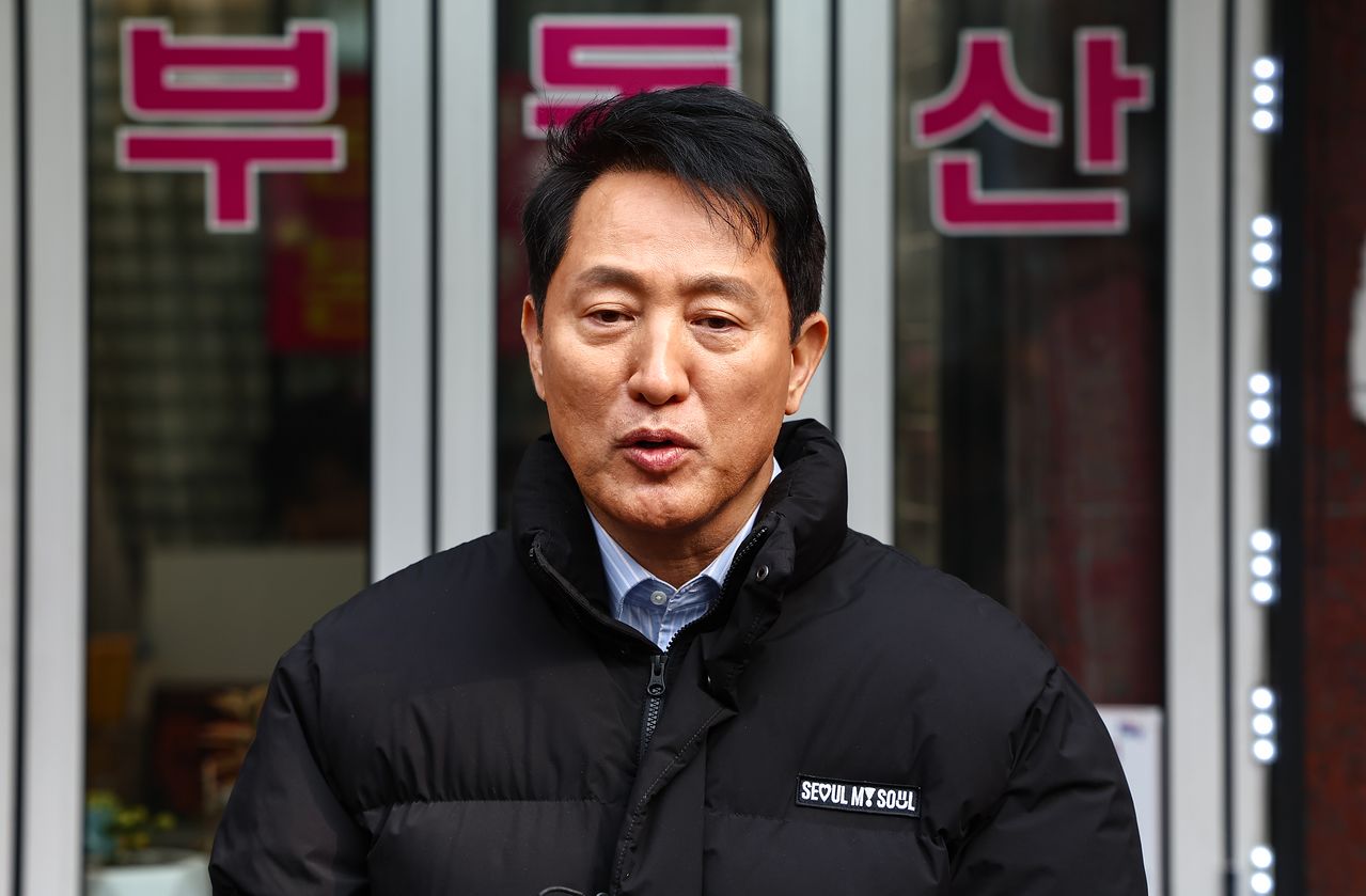 오세훈 서울시장이 9일 전·월세 청년 주거난과 관련 서울 동대문구 휘경동을 방문해 1인가구 밀집지역을 둘러본 후 취재진 질문에 답하고 있다. 뉴스1