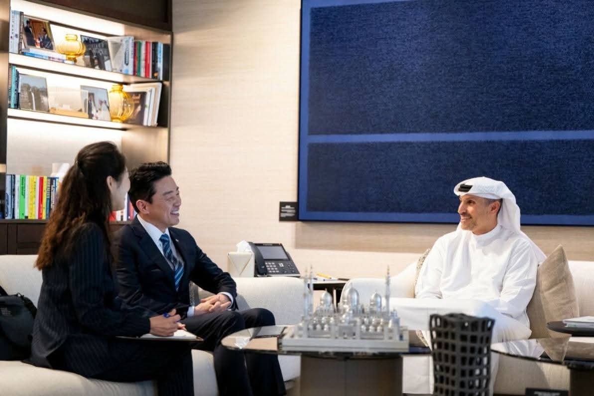 강훈식 대통령 비서실장(왼쪽), 칼둔 칼리파 알 무바라크 아부다비 행정청장(오른쪽). 사진 강훈식 실장 페이스북 캡처