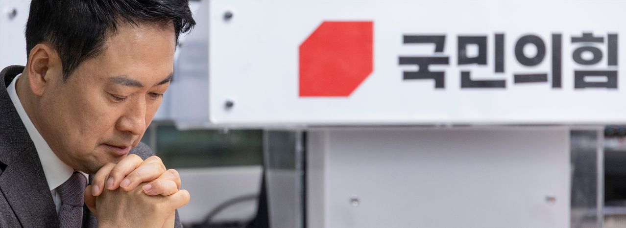 국민의힘 장동혁 대표가 지난달 23일 서울 여의도 중앙당사에서 열린 제9회 전국동시지방선거 중앙당 공천관리위원회 공천 혁신 서약식에 참석해 생각에 잠겨 있다. 연합뉴스