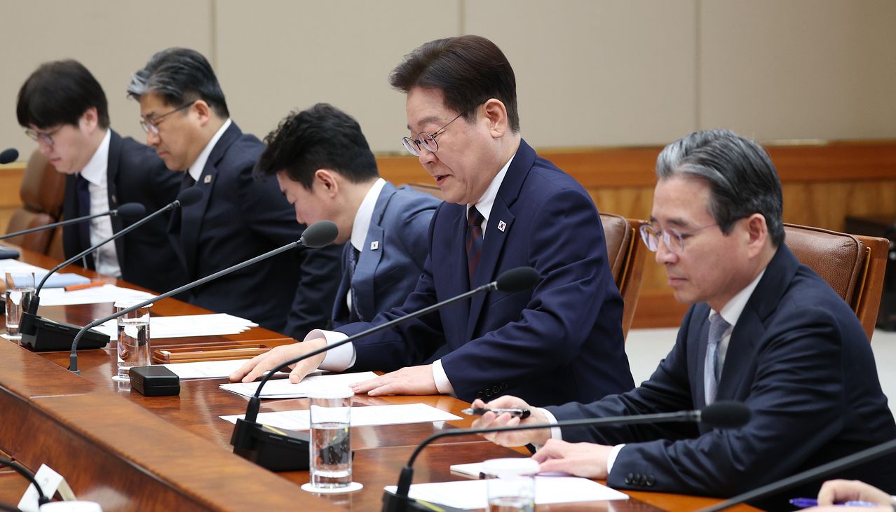 이재명 대통령이 9일 서울 청와대 본관에서 열린 중동 상황 관련 비상경제점검회의에 참석하고 있다. 전민규 기자