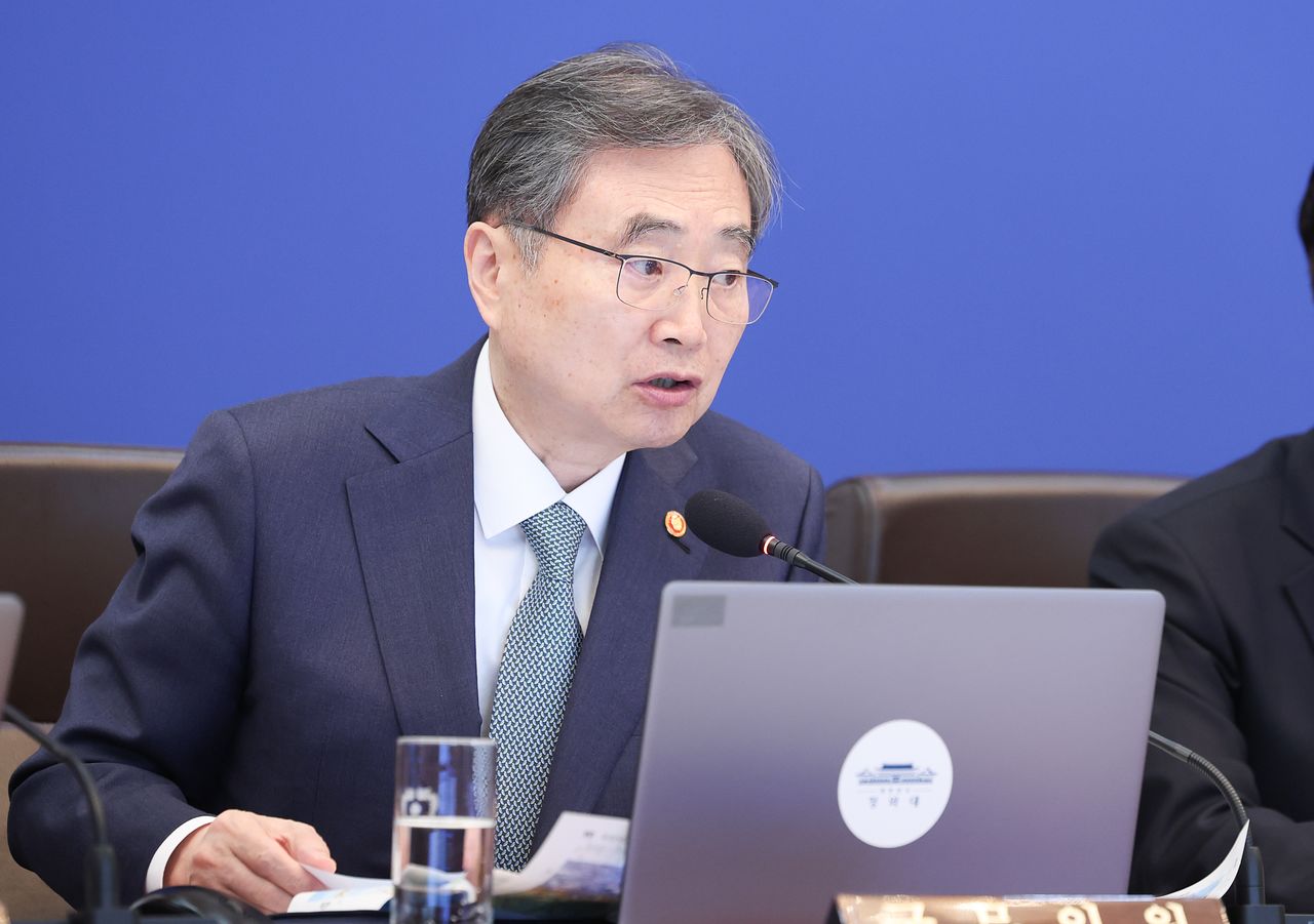 조현 외교부 장관이 지난 5일 청와대에서 열린 임시국무회의에서 중동 관련 대응 현황 및 계획을 보고하고 있다. 뉴스1